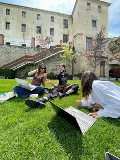 Étudiantes travaillant dans un jardin de campus